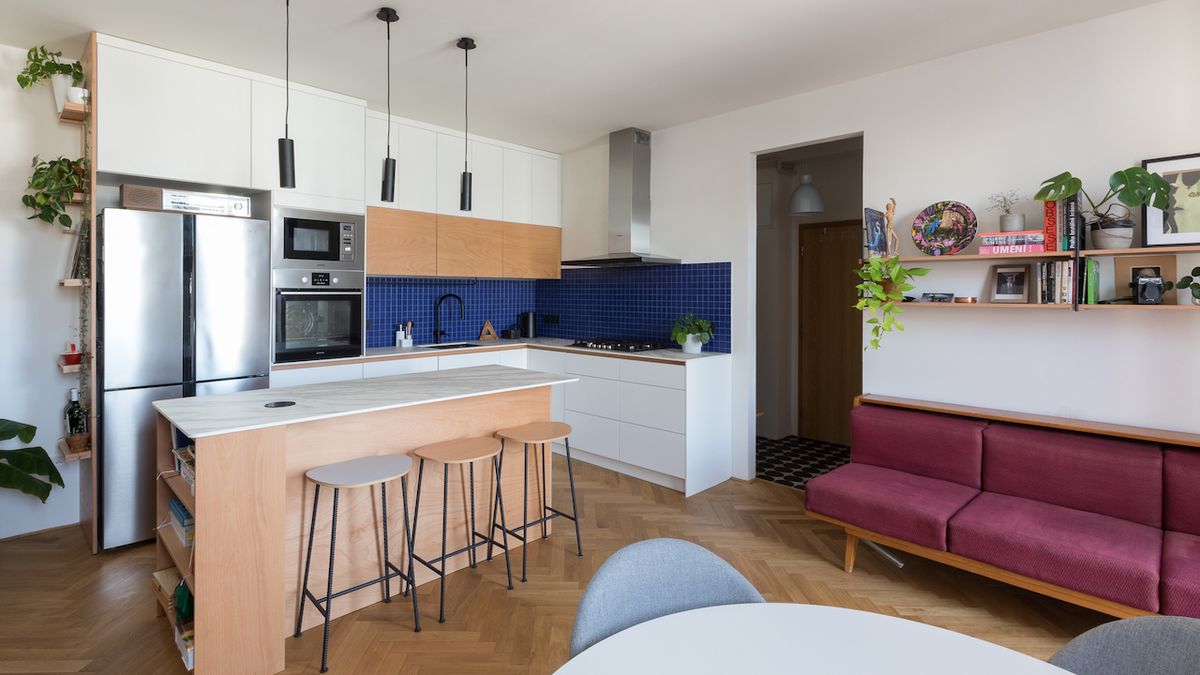 Základem úprav malého bytu bylo propojení kuchyně a obýváku v kompaktní celek